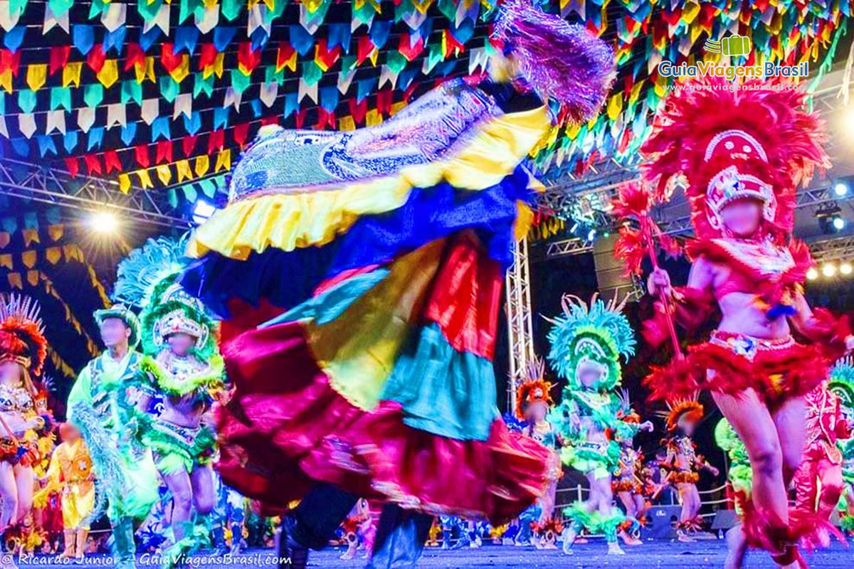 Imagem de homens e mulheres dançando na Grande Festa Bumba Meu Boi em São Luís.